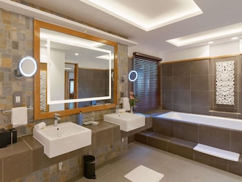 Suite, 1 King Bed, Balcony, Ocean View (Direct Beach Access)
