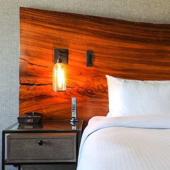 Deluxe Room, 1 King Bed, Mountain View, Slope side