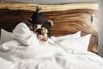 Deluxe Room, 2 Queen Beds, Mountain View, Slope side