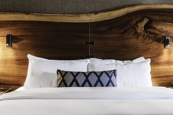 Deluxe Room, 1 King Bed, Mountain View, Slope side