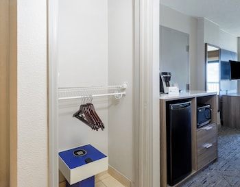 Room, 1 King Bed, Roll-in Shower, Oceanfront (Roll-In Shower)