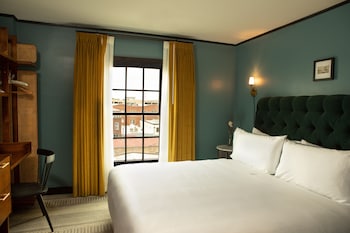 Suite, 1 Bedroom (Travelers, One King)