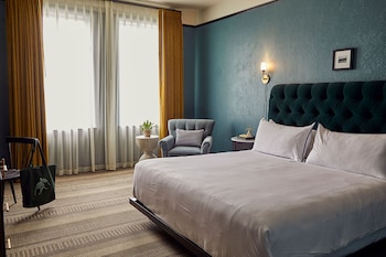 Premier Room, 1 King Bed, Accessible (Artist's)