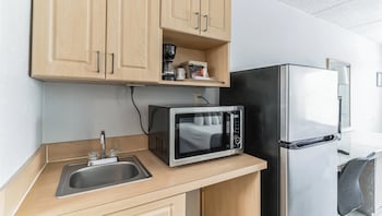 Standard Room, 1 King Bed, Non Smoking, Kitchenette