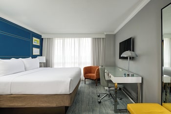 Deluxe Room, 1 King Bed (Mobility/Hearing Accessible, Tub)