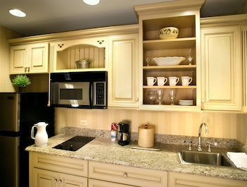 2 Queen Beds Studio Suites, (Kitchen)