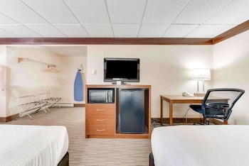 Standard Room, 2 Queen Beds, Non Smoking, Refrigerator & Microwave (Pet Friendly)