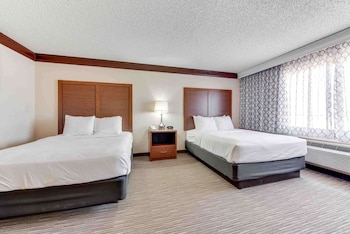 Standard Room, 2 Queen Beds, Accessible, Bathtub