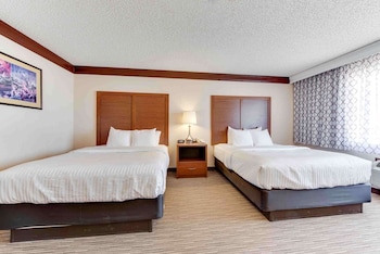 Standard Room, 2 Queen Beds, Non Smoking, Refrigerator & Microwave (Movie View)