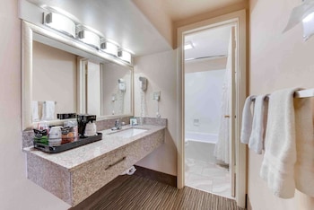 Standard Room, 2 Queen Beds, Non Smoking, Refrigerator & Microwave (Pet Friendly)