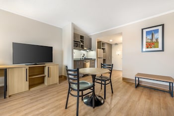 Standard Room, 1 King Bed, Non Smoking, Kitchenette (Larger Room)
