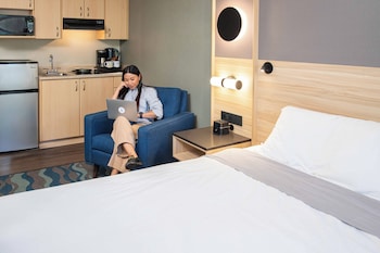 Queen Bed Kitchenette