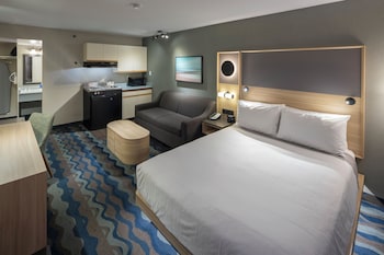 Queen Bed Kitchenette