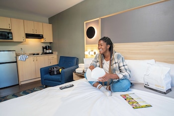 Queen Bed Kitchenette