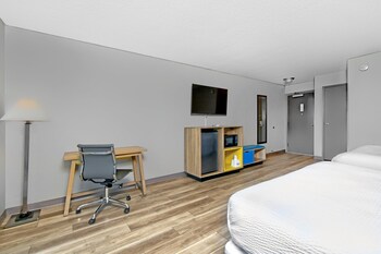 Room, 2 Queen Beds, Non Smoking