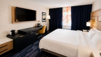 Room, 1 King Bed, Hearing Accessible (Mobility Accessible with Bathtub)