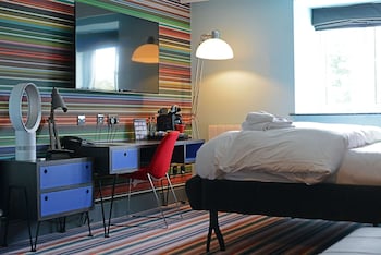 Club Room (FREE Gym & Pool Access)