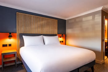 Club Room (FREE Gym & Pool Access)