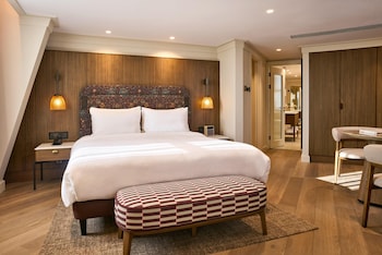 Suite, Corner