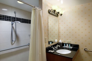 Family Suite– 1 King Bed– Mobility/Hearing Accessible w/ Bathtub