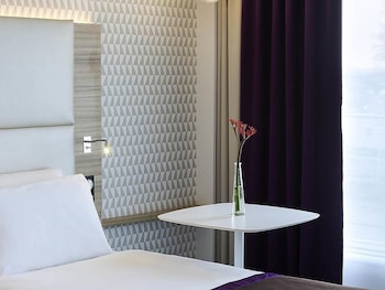 Suite, 1 King Bed with Sofa bed