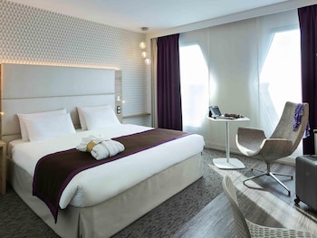 Suite, 1 King Bed with Sofa bed