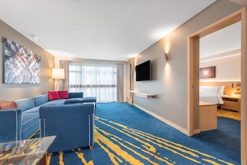 Suite, 1 Bedroom (Middle Floor)