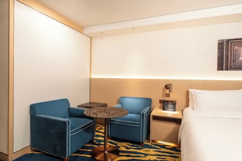 Premium Room, 1 King Bed (Middle Floor)