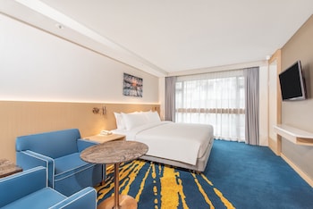 Premium Room, 1 King Bed (Middle Floor)