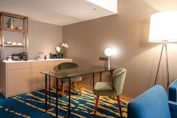 Suite, 1 Bedroom (Middle Floor)
