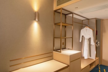 Premium Room, 1 King Bed (Middle Floor)