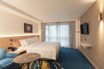 Premium Room, 1 King Bed (Middle Floor)
