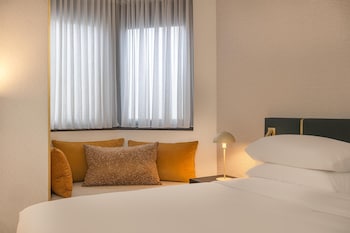 Room, 1 King Bed, Canal View