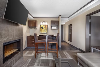 Suite, 1 King Bed, Non Smoking, Kitchenette