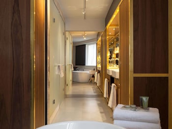Deluxe Studio Suite, 1 King Bed