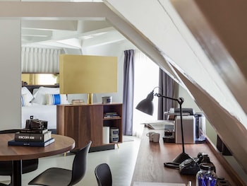 Deluxe Studio Suite, 1 King Bed