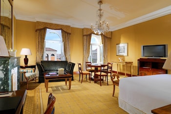 Grand Room, 1 King Bed