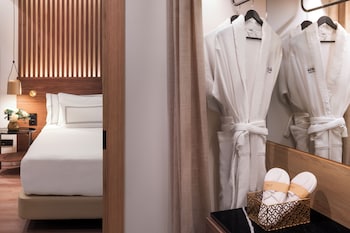 Junior Suite, Connecting Rooms (The Level 4+2)
