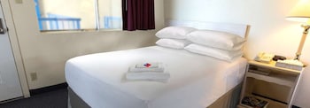Room, 1 King Bed, Smoking