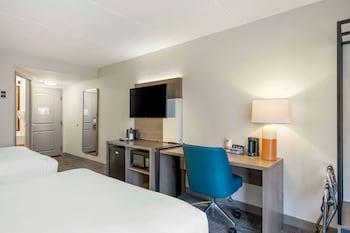Suite, Multiple Beds, Non Smoking (2 Queens, Sofa Bed)
