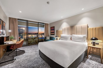 Premium Room, 1 Queen Bed, Balcony, River View (Swan River View, High Floor)