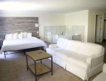 Honeymoon Suite, 1 King Bed, Non Smoking, Jetted Tub