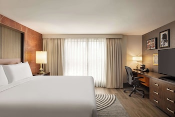 Signature Suite, 1 King Bed, Balcony