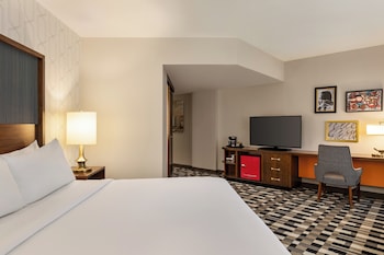 Junior Suite, 1 King Bed, Balcony, Pool View