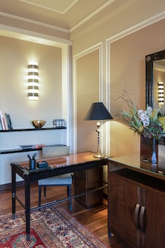 Deluxe Suite (Center)
