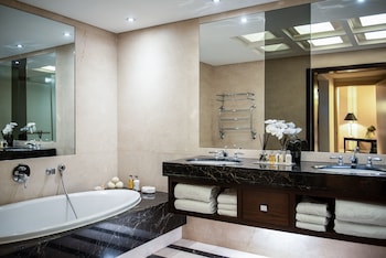 Deluxe Suite (Center)