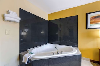 Standard Room, 1 King Bed, Non Smoking, Jetted Tub