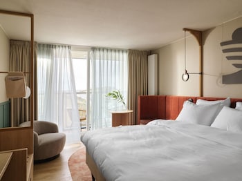 Design Double Room, 1 King Bed, Partial Ocean View