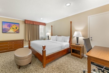 Executive Suite, 1 King Bed, Non Smoking, Kitchenette