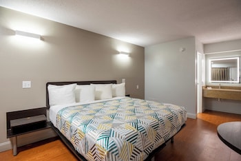 Deluxe Room, 1 King Bed, Non Smoking, Refrigerator & Microwave